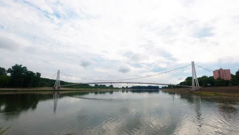 Lapso-De-Tiempo:-Pasarela-Desolada-Y-Vacía-Por-El-Puente-Peatonal-Osijek-Sobre-El-Río-Drava,-Cuarentena-Covid-19,-Croacia,-Estática