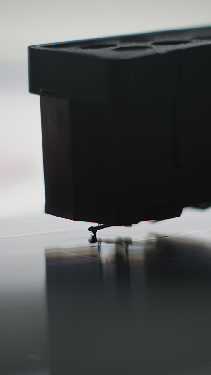 Close up of a record player stylus