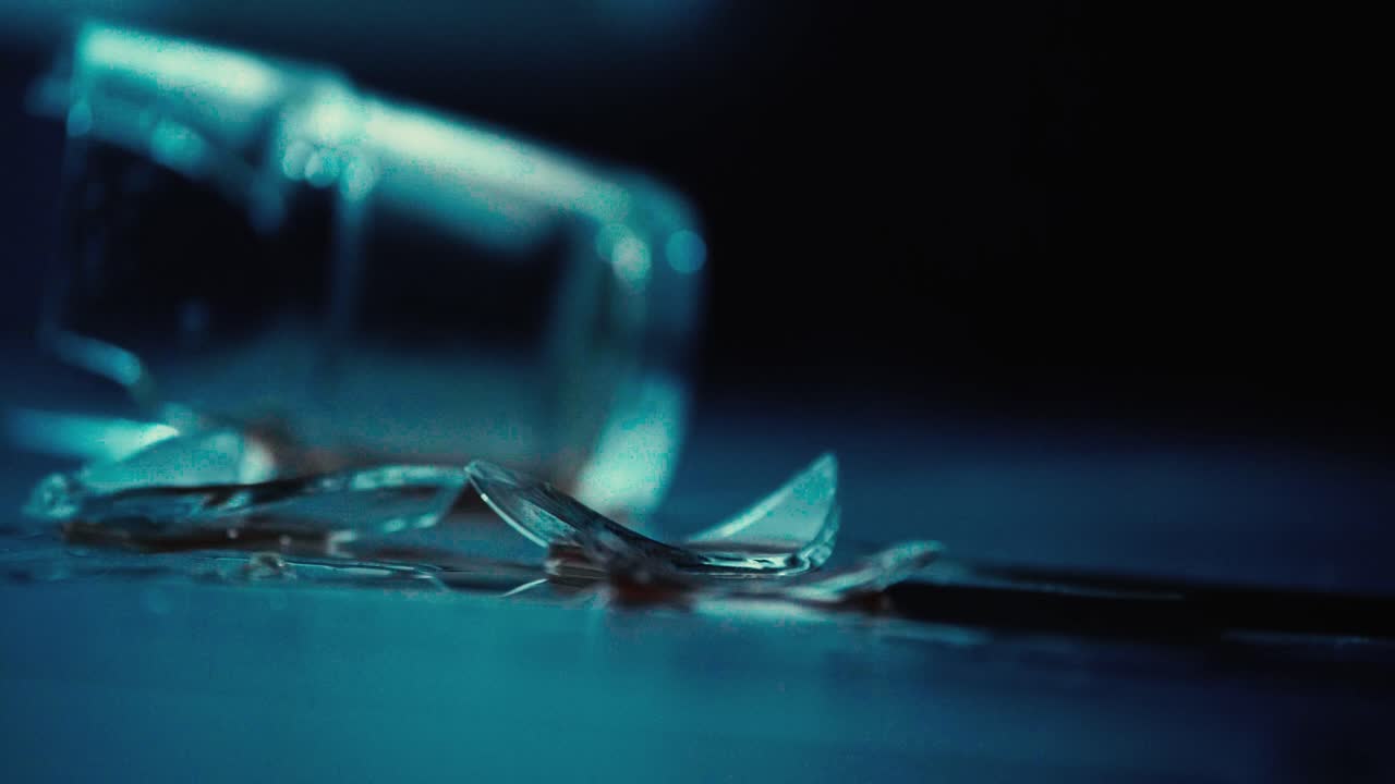 vidrio roto y sangriento rodando por el suelo.