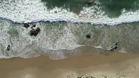 Luftaufnahme-Eines-Tropischen-Sandstrandes-Und-Meergrüner-Meereswellen