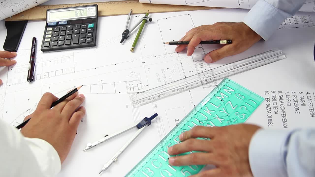 arquitecto hombre trabajando en el proyecto