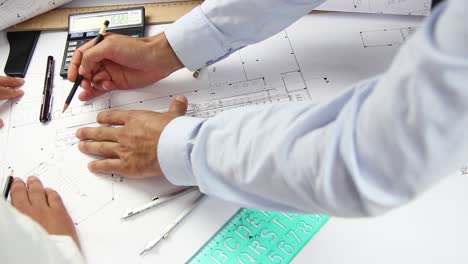 arquitecto hombre trabajando en el proyecto