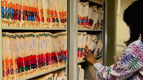 Un-Trabajador-Médico-Presenta-La-Historia-Clínica-De-Un-Paciente