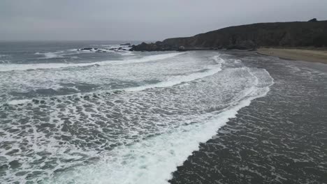 En-Muchas-Olas-De-La-Playa-De-Huaquen,-Costa-Norte-De-Chile.