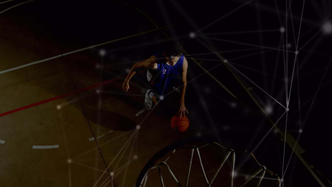 animación de redes de conexiones sobre jugador de baloncesto masculino biracial en el gimnasio