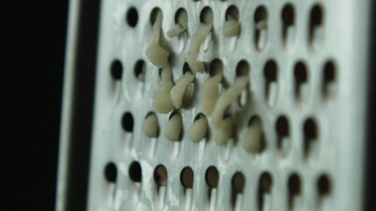 rallador de queso a cámara lenta