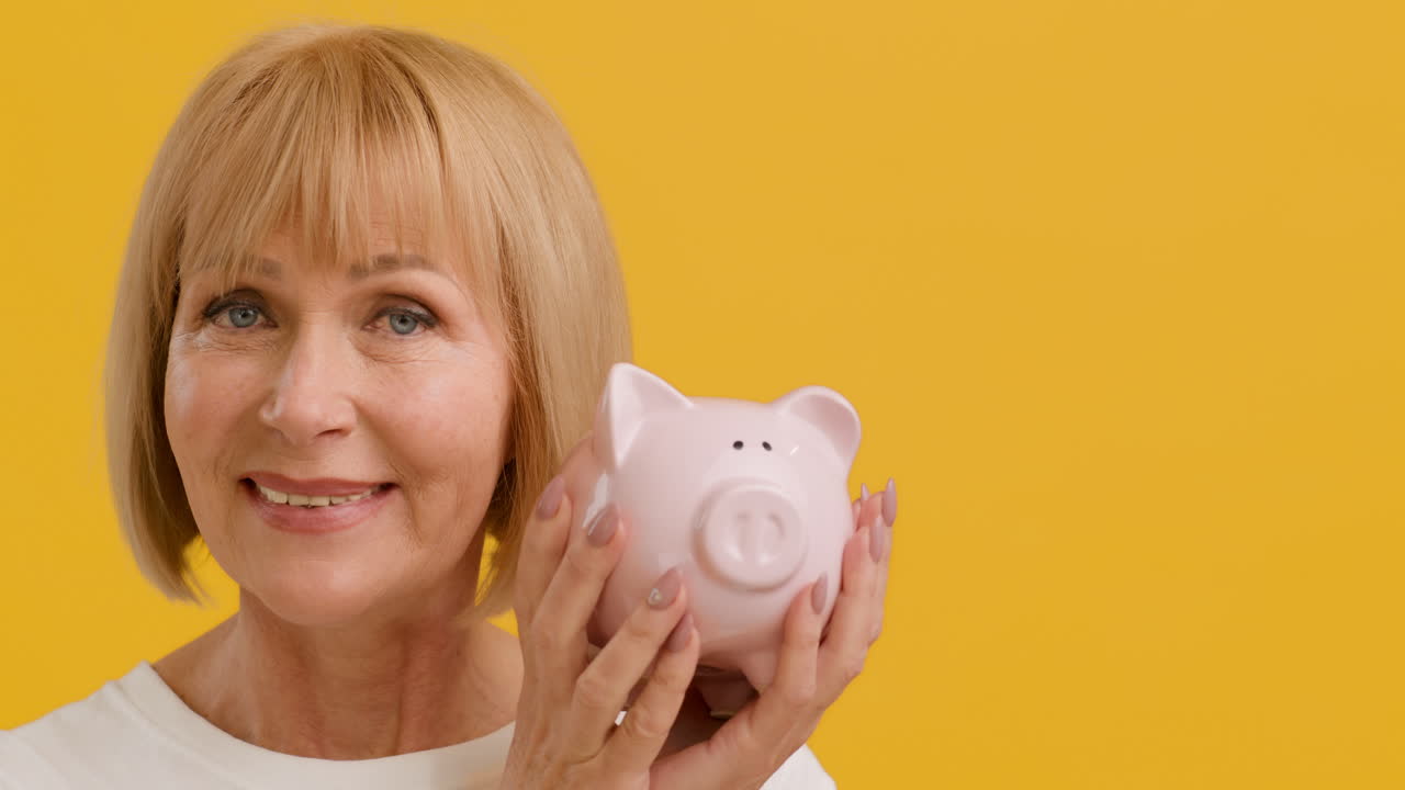 una mujer con una alcancía.