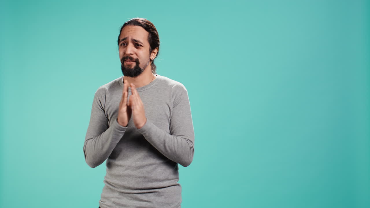 persona disculpada haciendo un gesto de disculpa, pidiendo perdón