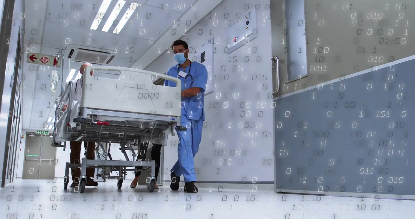 Infermiera che afferra la sponda e guida un letto d'ospedale lungo un corridoio sanitario per il trasferimento di un paziente