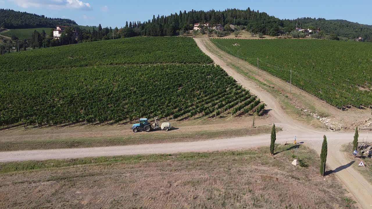 tractor agrícola entre verdes colinas y viñedos provincia de toscana, campo italiano