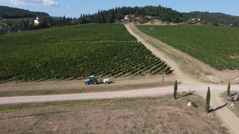 tractor agrícola entre verdes colinas y viñedos provincia de toscana, campo italiano
