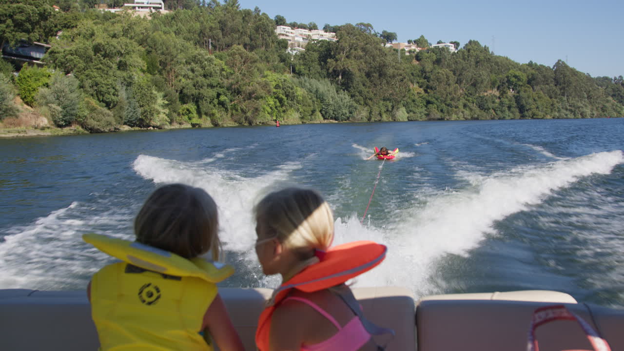 Ragazze sul gommone in un fiume