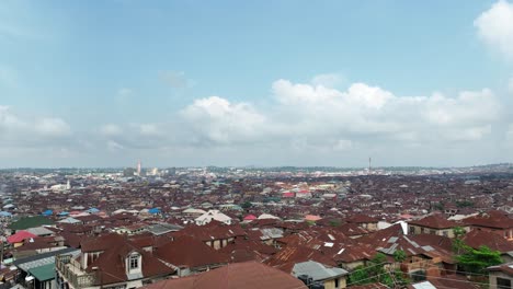 Aerial---Low-flying-wide-shot-over-Ibadan's-sprawling-ancient-city,-forward-drone-shot