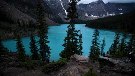 Paneo-Lento-Hacia-Arriba-Para-Mostrar-Una-Hermosa-Toma-Del-Lago-Moraine