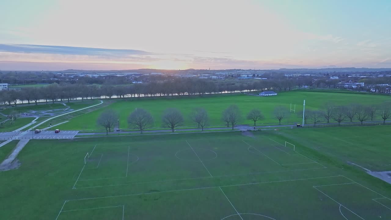 노팅엄의 축구장 위의 아름다운 일몰