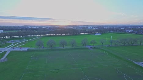 Una-Hermosa-Puesta-De-Sol-Sobre-Los-Campos-De-Fútbol-De-Nottingham