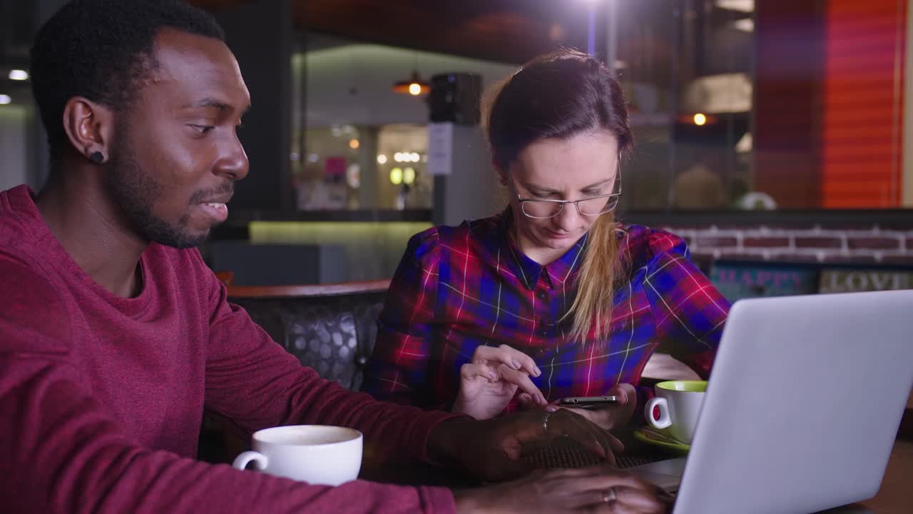 People working together at a cafe