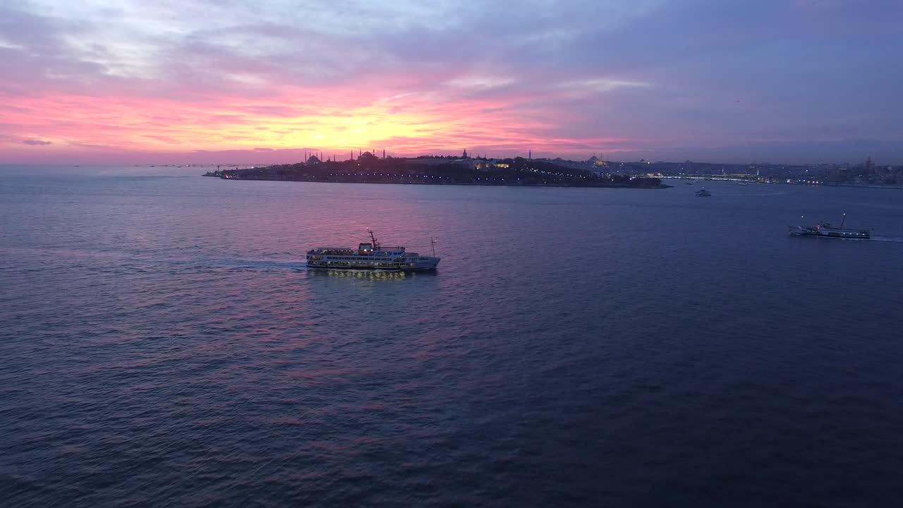 silueta de estambul y viaje en barco