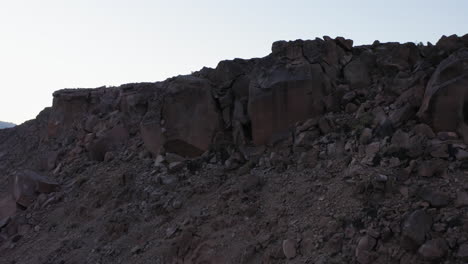 Erhebt-Sich-über-Die-Klippe,-Um-Die-Weite-Wüstenlandschaft-Zu-Sehen