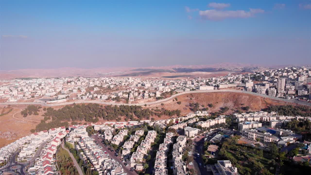 이스라엘과 팔레스타인 마을이 울타리로 나어져 있는 공중 영상
