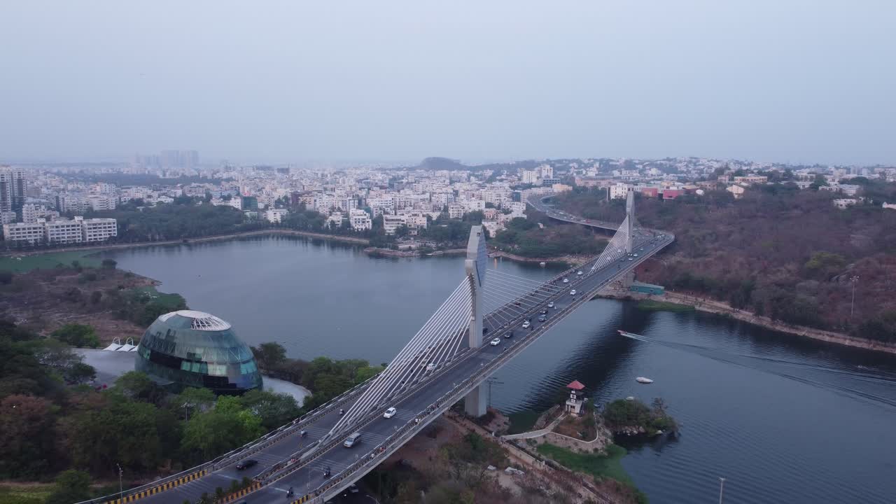 Ripresa con drone del Ponte strallato Durgam Cheruvu sul Lago Durgam Cheruvu che collega Jubilee Hills e il Distretto Finanziario della Nuova Città di Hyderabad, ripresa aerea in allontanamento che rivela, vista aerea.