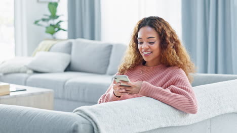 Mujer-Feliz-Riendo-Mientras-Envía-Mensajes-De-Texto-Por-Teléfono