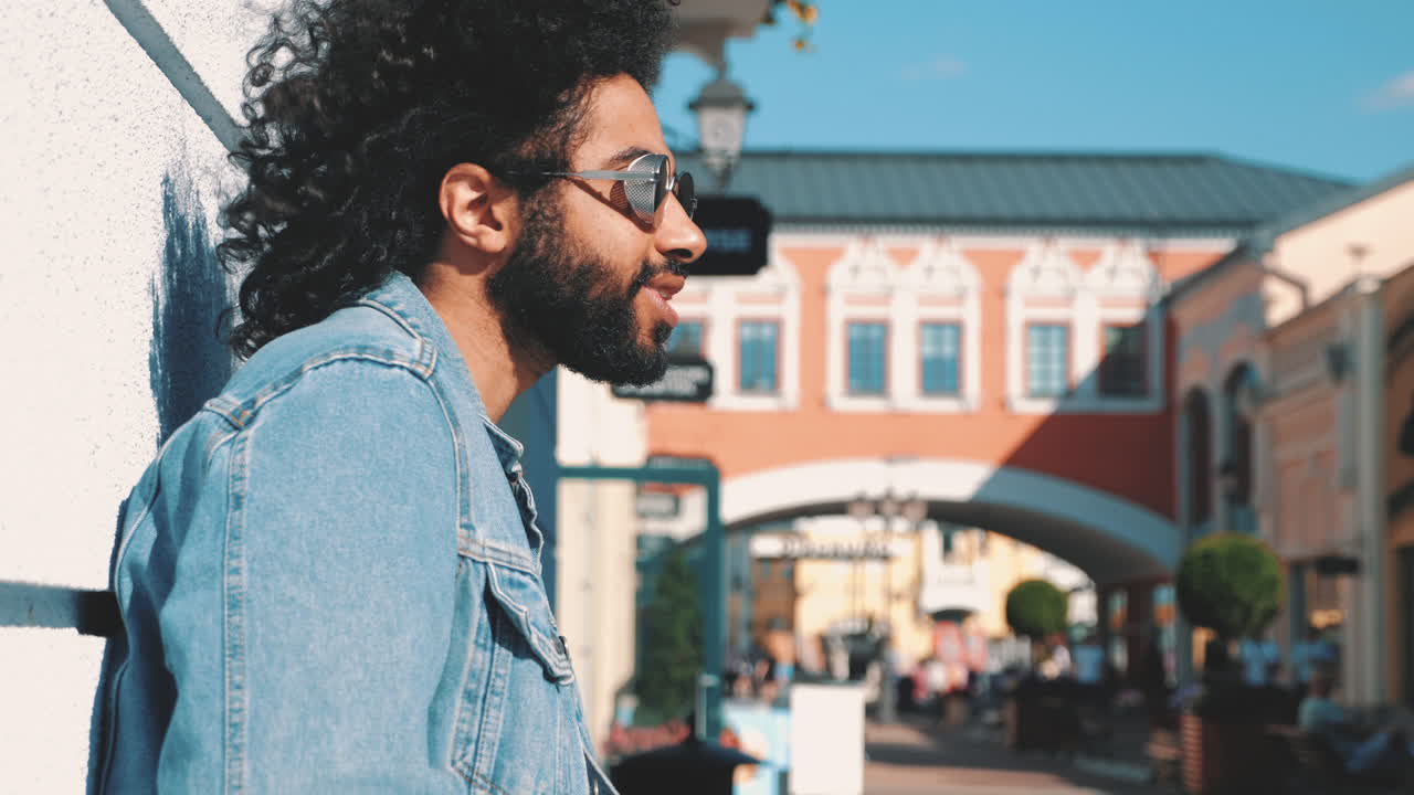 hombre elegante en un entorno urbano