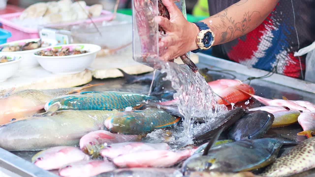 mariscos frescos preparados en un puesto de mercado