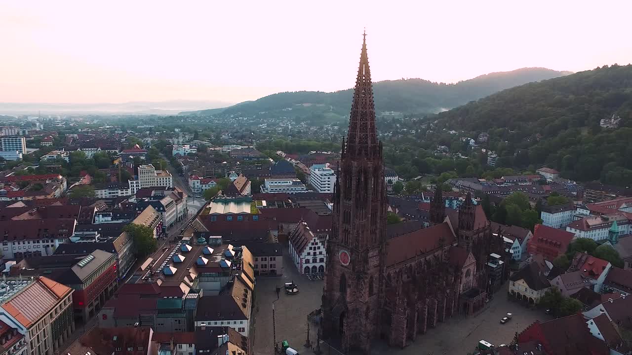 imágenes de 4k drohne filmadas cerca de la catedral en fraiburg im breisgau, alemania al amanecer