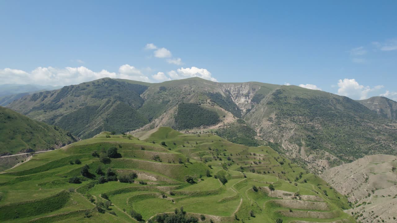 paisaje montañoso con campos en terrazas