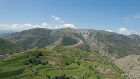 paisaje montañoso con campos en terrazas