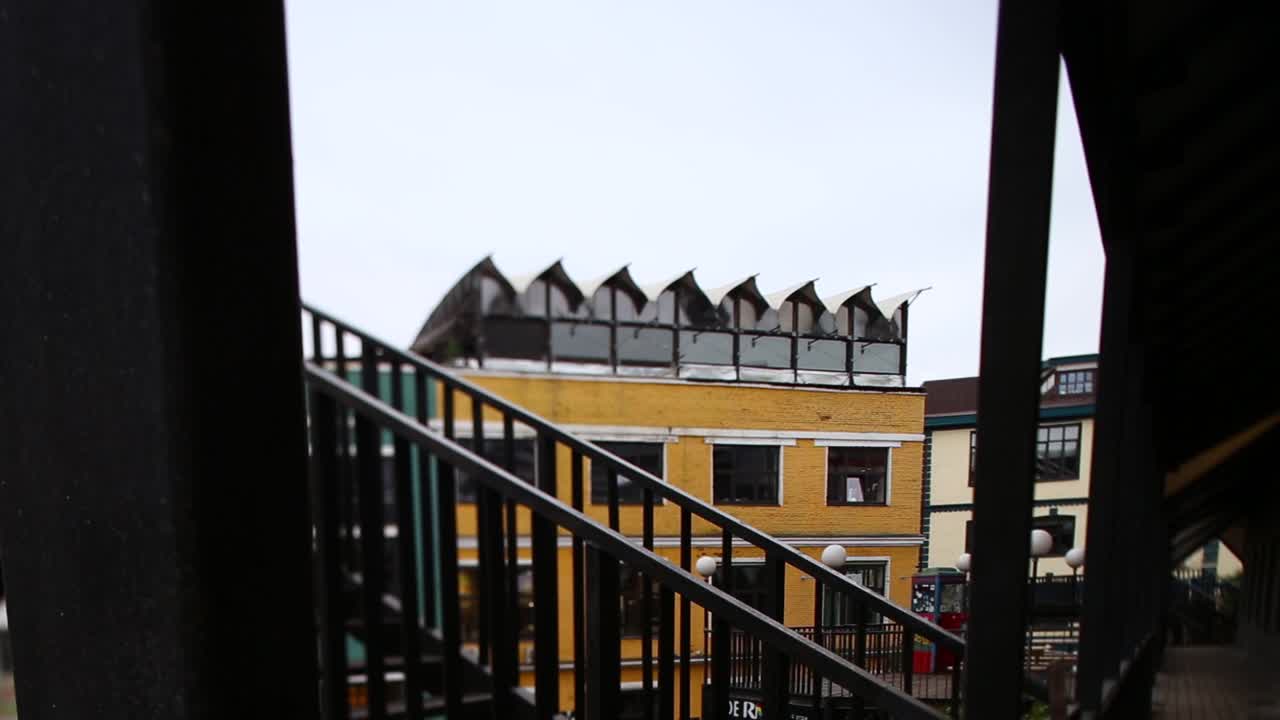 escaleras de la ciudad con edificio amarillo