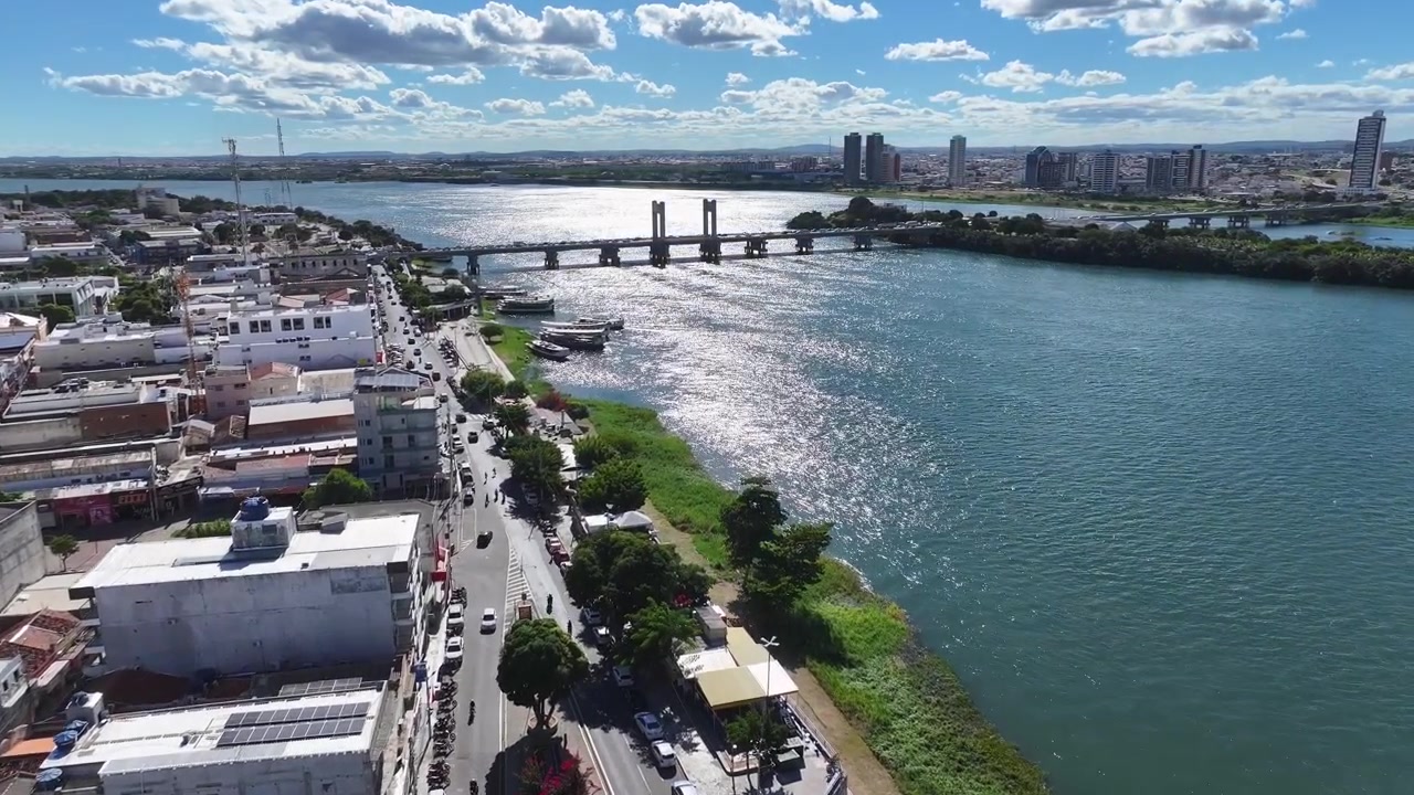 Horizonte de Juazeiro en Juazeiro, Bahía, Brasil. Río São Francisco. Paisaje de la Isla del Fuego. Distrito del centro. Horizonte de Juazeiro en Bahía, Brasil. Puente Presidente Dutra. Noreste de Brasil.