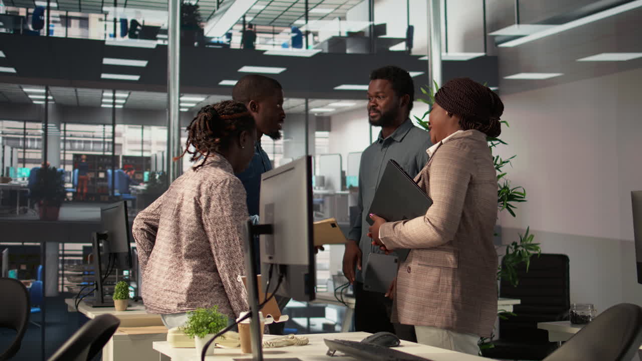 Équipe diversifiée en discussion dans un bureau moderne