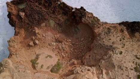 vista desde arriba de las fuertes olas que se estrellan contra los acantilados rocosos de la costa cerca de elliston, península de eyre, australia del sur