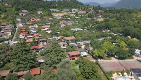 Toma-Aérea-Del-Camping-Europa-Silvella-En-El-Lago-De-Garda,-Italia