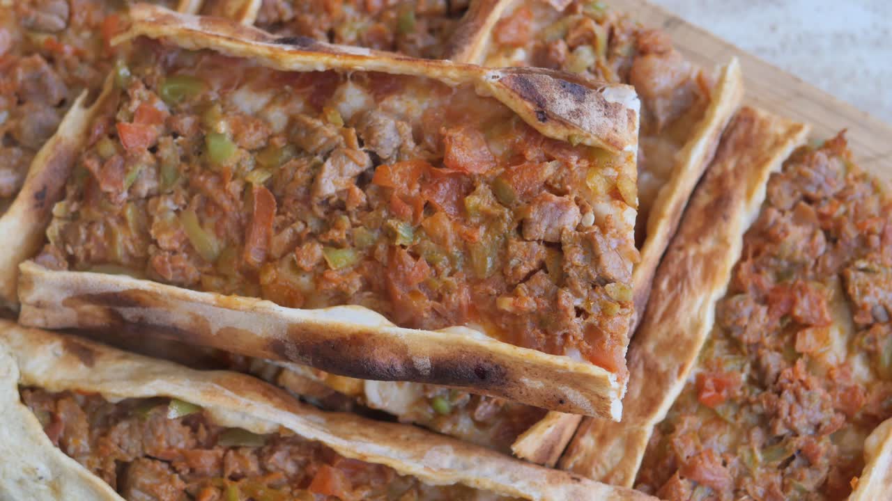 Primo piano di deliziosa pide turca con carne macinata e verdure.
