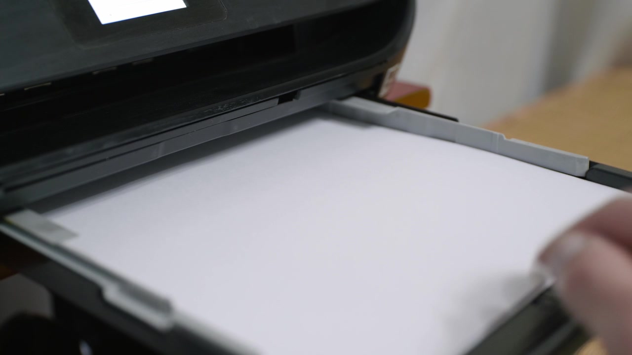 Abastecendo uma impressora com uma pilha de papel. Impressora para escritório e uso doméstico.
