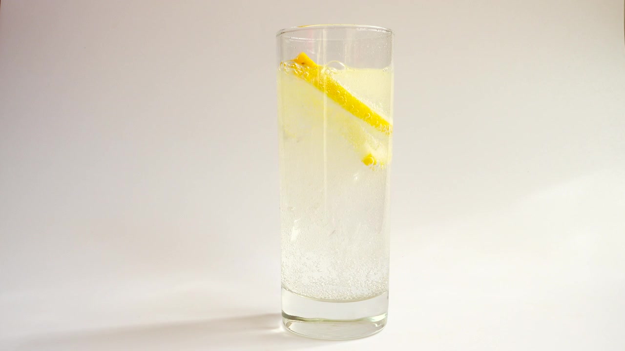 Preparazione di una bevanda gassata con ghiaccio e limone