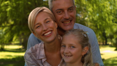 Glückliche-Familie-Im-Park