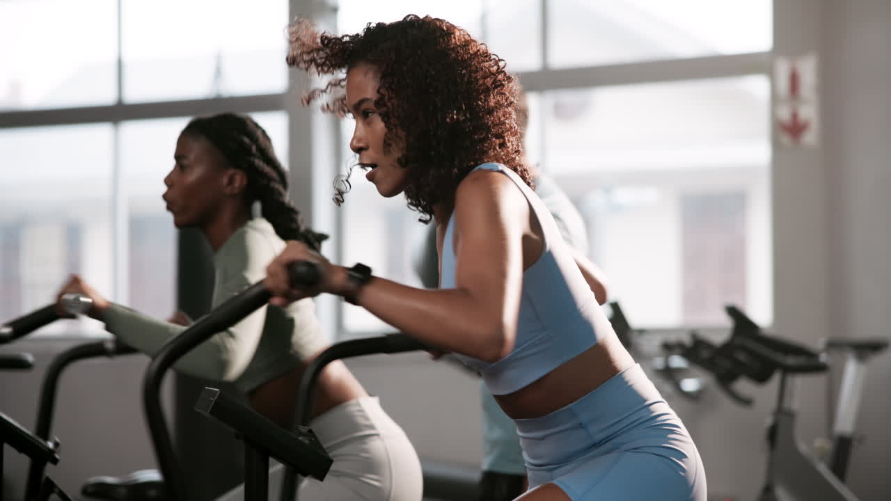 personas haciendo ejercicio en el gimnasio