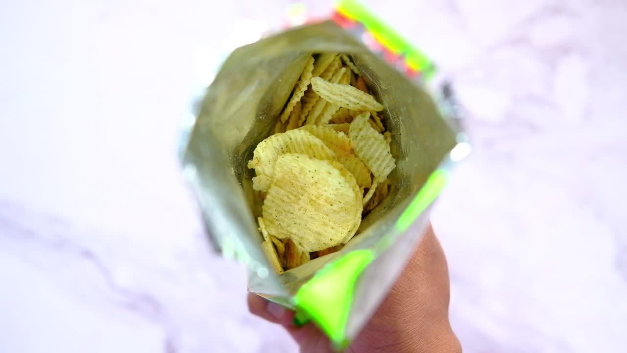 bolsa abierta de papas fritas