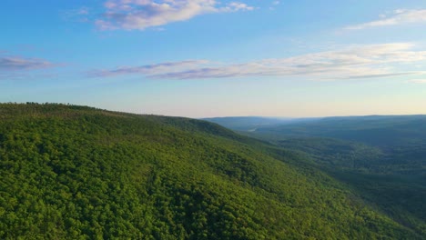 Wunderschöne-Luftdrohnen-Zeitrafferaufnahmen-Vom-Spätsommer-Und-Frühherbst-In-Einem-Appalachen-Gebirgstal-Mit-Wäldern-Und-Sanften-Grünen-Hügeln