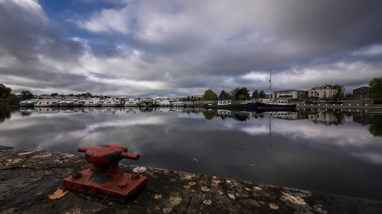 timelapse de carrick en el puente de la ciudad de shannon en el condado de leitrim y roscommon con tráfico, personas y nubes en movimiento en el río shannon en irlanda