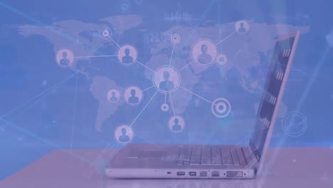 animación de la red de iconos de perfil sobre la sección media de una mujer de negocios utilizando una computadora portátil y un mapa antiguo