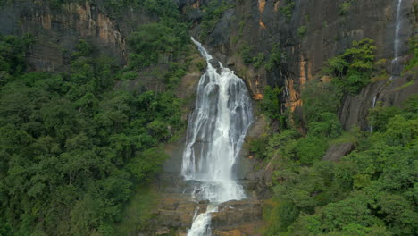 estableciendo un drone aéreo que gira alrededor de la parte superior de las cataratas de ravana