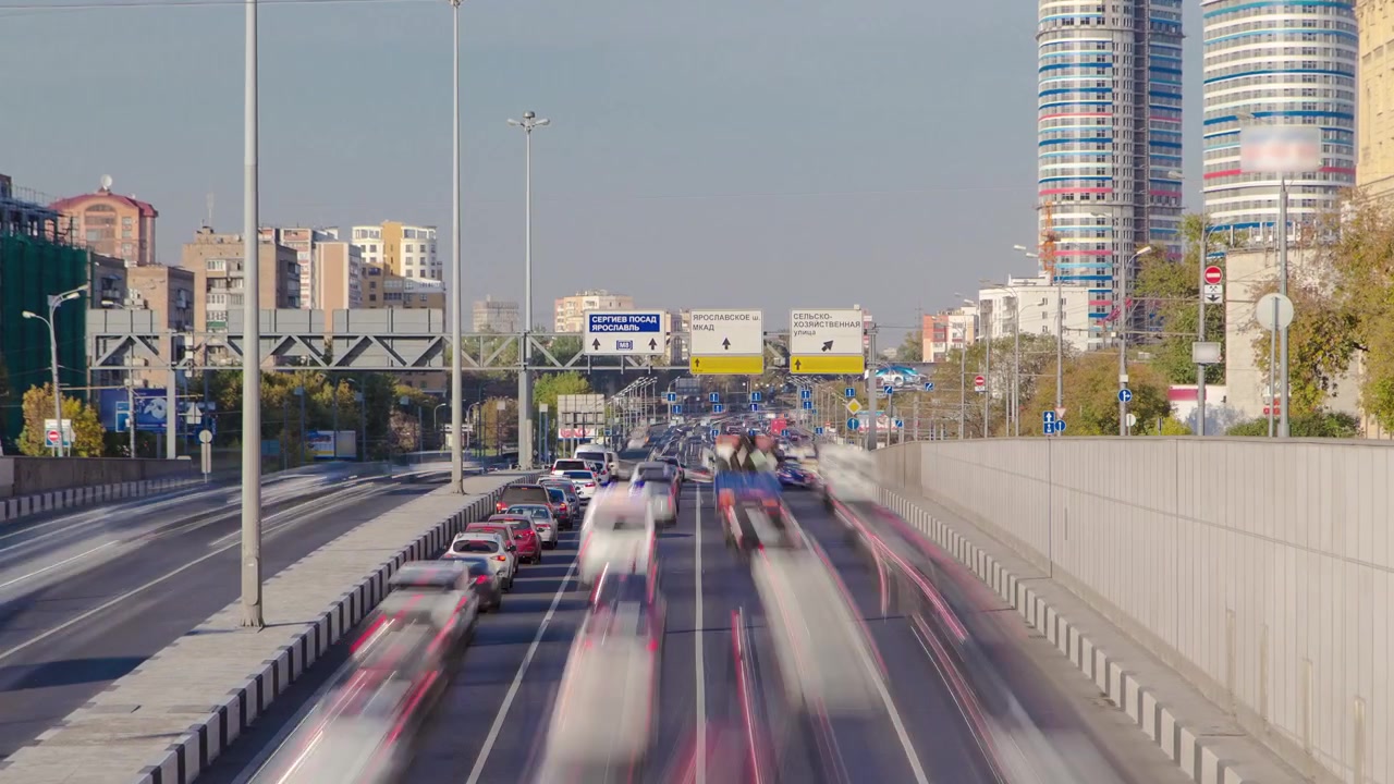 Biler kører på Prospekt Mira og nær monumentet Arbejder og Kolkhozpige timelapse hyperlapse, Moskva, Rusland.
