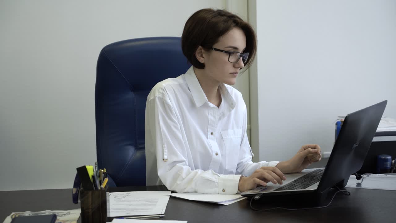 Donna che lavora al portatile in ufficio
