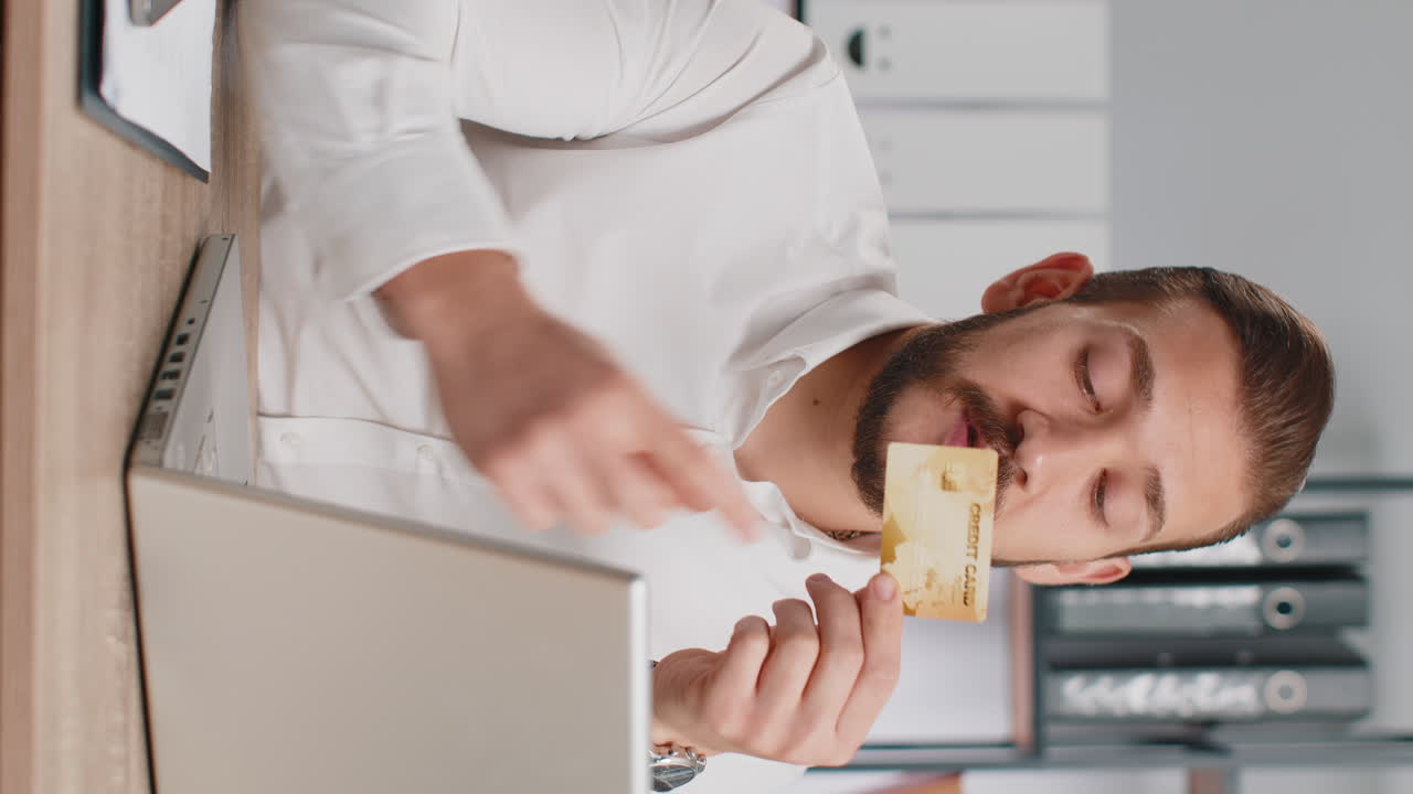 hombre de negocios muestra tarjeta de crédito de plástico publicidad de transferencia de dinero compras sin efectivo en línea