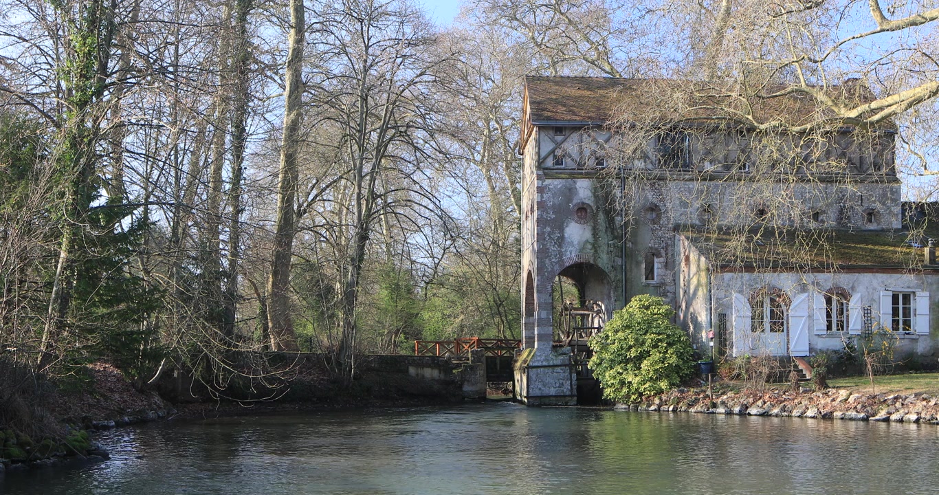 En af Olivet vandmøllerne eller Moulins d'Olivet nær Orleans, Frankrig.